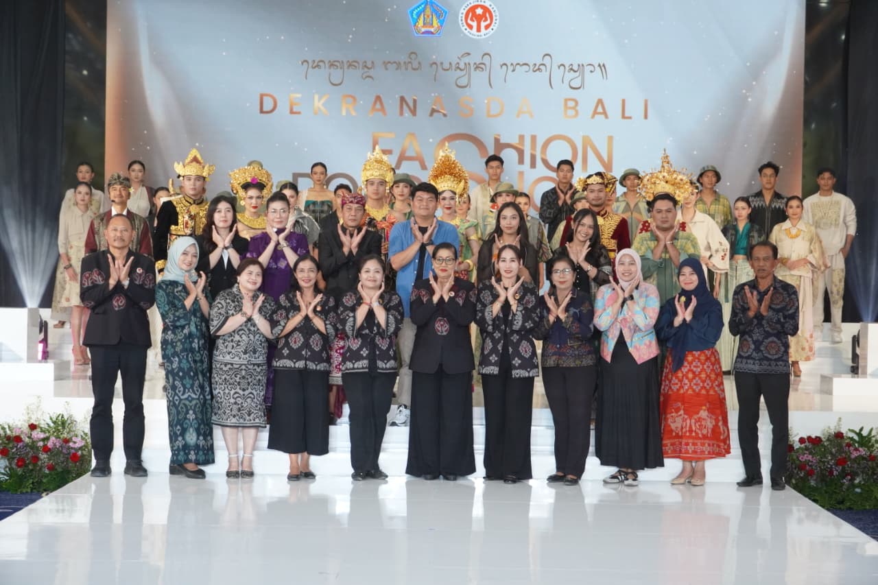 Ketua Dekranasda Provinsi Bali Ny. Putri Koster menghadiri Dekranasda Bali Fashion Road Show Wastra Hita Kara di Gedung Kesenian Ir. Soekarno, Jembrana.