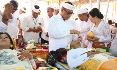 Walikota Denpasar I Gusti Ngurah Jaya Negara ngayah nyangging dalam Upacara Metatah Massal Desa Adat Panjer di Lapangan Wantilan Desa Adat Panjer.