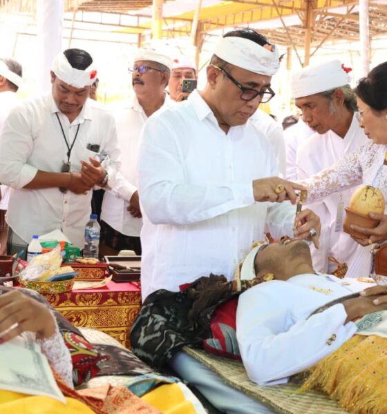 Walikota Denpasar I Gusti Ngurah Jaya Negara ngayah nyangging dalam Upacara Metatah Massal Desa Adat Panjer di Lapangan Wantilan Desa Adat Panjer.