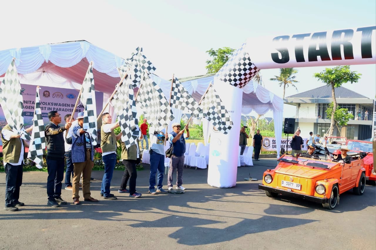 Suasana touring komunitas Volkswagen dalam kegiatan Volkswagen Lost in Paradise #6 di Kabupaten Tabanan.