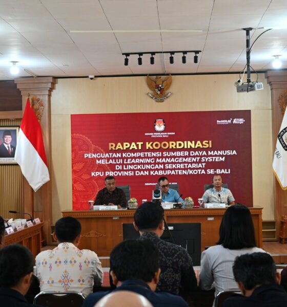 Ketua KPU Provinsi Bali I Dewa Agung Gede Lidartawan memimpin Rapat Koordinasi Penguatan Kompetensi SDM melalui Learning Management System di Ruang Rapat KPU Provinsi Bali.