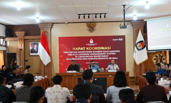 Ketua KPU Provinsi Bali I Dewa Agung Gede Lidartawan memimpin Rapat Koordinasi Penguatan Kompetensi SDM melalui Learning Management System di Ruang Rapat KPU Provinsi Bali.