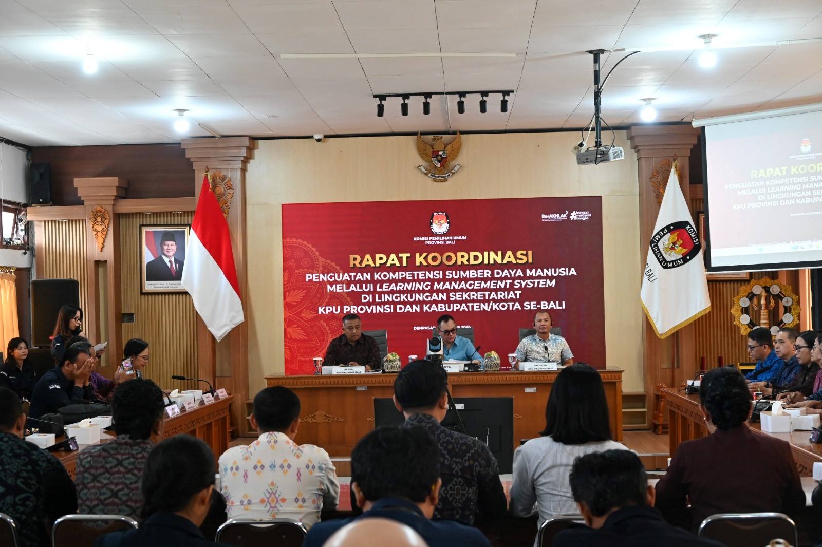 Ketua KPU Provinsi Bali I Dewa Agung Gede Lidartawan memimpin Rapat Koordinasi Penguatan Kompetensi SDM melalui Learning Management System di Ruang Rapat KPU Provinsi Bali.