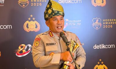 Dirbinmas Polda Riau Kombes Pol. Eko Budhi Purwono meraih Hoegeng Awards 2026 kategori Polisi Berdedikasi.