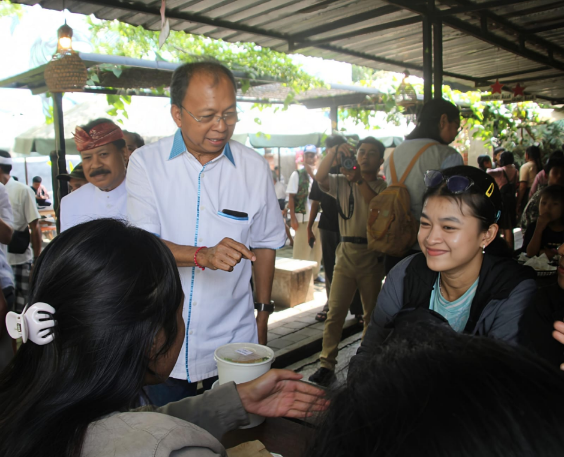 Gubernur Bali Wayan Koster berkumpul bersama kaum muda Agata di Kedai Kopi Tangkil, Tabanan, saat perayaan Tumpek Krulut.