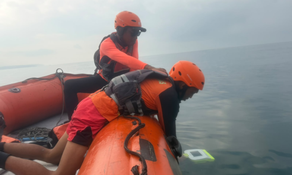 Tim SAR gabungan melaksanakan operasi pencarian nelayan yang diduga terjatuh ke laut di Perairan Pantai Medewi, Jembrana.