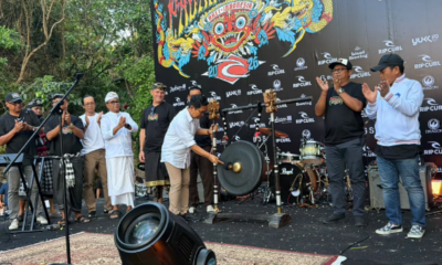 Bupati Badung Adi Arnawa membuka kompetisi selancar internasional Rip Curl Cup Padang Padang Ke-23 di Pantai Padang Padang, Desa Pecatu, Kuta Selatan, Sabtu (1/8).