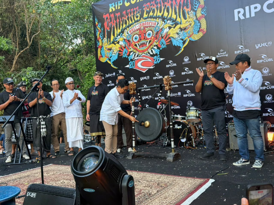 Bupati Badung Adi Arnawa membuka kompetisi selancar internasional Rip Curl Cup Padang Padang Ke-23 di Pantai Padang Padang, Desa Pecatu, Kuta Selatan, Sabtu (1/8).