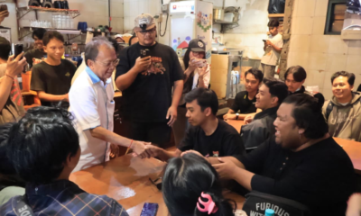 Gubernur Bali Wayan Koster menyapa pengunjung saat menyambangi Jenar Kopi Kaliasem, Dangin Puri, Denpasar, Sabtu (1/8/2026).