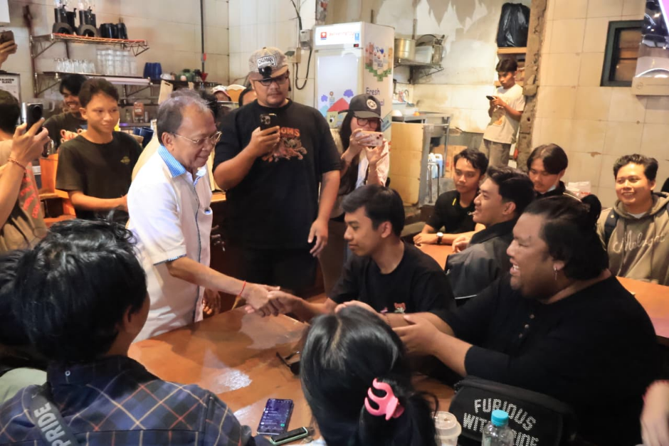 Gubernur Bali Wayan Koster menyapa pengunjung saat menyambangi Jenar Kopi Kaliasem, Dangin Puri, Denpasar, Sabtu (1/8/2026).