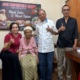 Gubernur Bali Wayan Koster meninjau Warung Nasi Pindang Dadong Rintin di Desa Sakah, Kabupaten Gianyar, Sabtu (1/8).