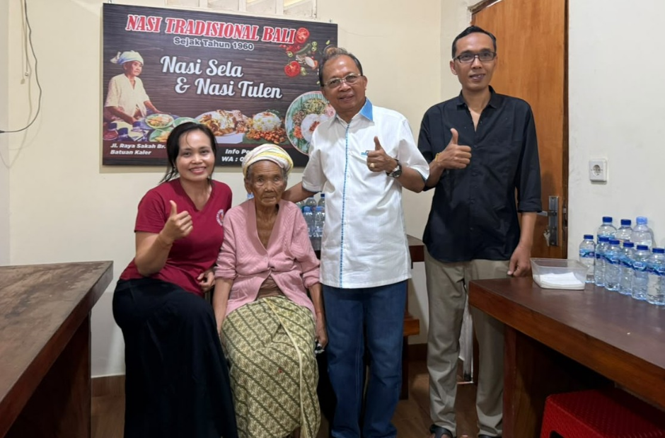 Gubernur Bali Wayan Koster meninjau Warung Nasi Pindang Dadong Rintin di Desa Sakah, Kabupaten Gianyar, Sabtu (1/8).