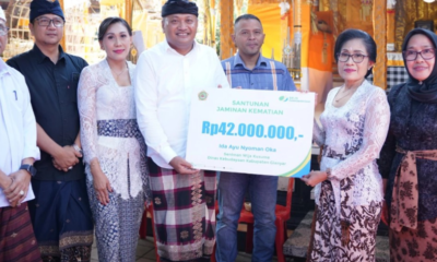 Bupati Gianyar I Made Mahayastra menyerahkan santunan Jaminan Kematian BPJS Ketenagakerjaan kepada ahli waris seniman Wija Kusuma di Griya Angkeran, Desa Siangan, Gianyar, Sabtu (1/8).