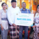Bupati Gianyar I Made Mahayastra menyerahkan santunan Jaminan Kematian BPJS Ketenagakerjaan kepada ahli waris seniman Wija Kusuma di Griya Angkeran, Desa Siangan, Gianyar, Sabtu (1/8).