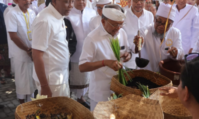 Gubernur Bali Wayan Koster menghadiri Upacara Pitra Yadnya Atma Wedana, Ngaben dan Nyekah Massal di Desa Adat Bualu, Kecamatan Kuta Selatan, Minggu (2/8).