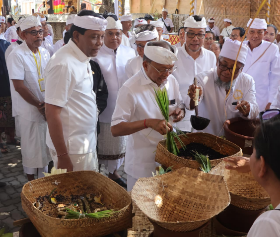 Gubernur Bali Wayan Koster menghadiri Upacara Pitra Yadnya Atma Wedana, Ngaben dan Nyekah Massal di Desa Adat Bualu, Kecamatan Kuta Selatan, Minggu (2/8).