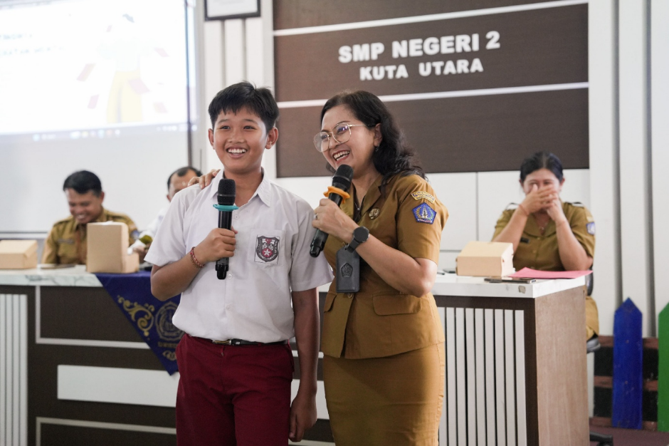 Bunda Antinarkoba Kabupaten Badung Nyonya Rasniathi Adi Arnawa menghadiri sosialisasi bahaya narkoba di SMP Negeri 2 Kuta Utara, Senin (3/8).