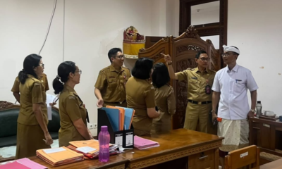 Asisten Administrasi Umum I Wayan Wijana bersama Kepala BKPSDM Badung I Wayan Putra Yadnya melakukan sidak jam kerja ASN di lingkungan Setda Badung, Senin (3/8).