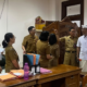 Asisten Administrasi Umum I Wayan Wijana bersama Kepala BKPSDM Badung I Wayan Putra Yadnya melakukan sidak jam kerja ASN di lingkungan Setda Badung, Senin (3/8).