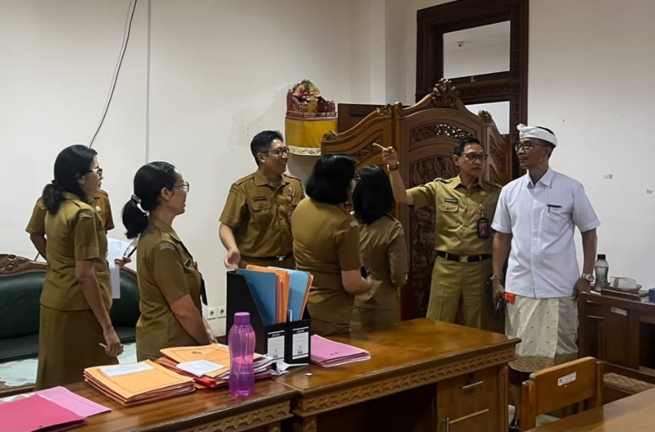 Asisten Administrasi Umum I Wayan Wijana bersama Kepala BKPSDM Badung I Wayan Putra Yadnya melakukan sidak jam kerja ASN di lingkungan Setda Badung, Senin (3/8).