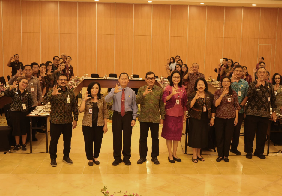 Sekda Denpasar Eddy Mulya, Kepala Kejari Denpasar Trimo, dan Kepala BPJS Ketenagakerjaan Cabang Bali Denpasar Adventus Edison Souhuwat dalam rapat di Prama Beach Hotel Sanur.
