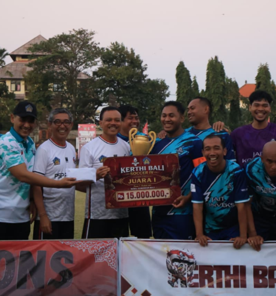 Tim Disdikpora Bali juara Kompetisi Mini Soccer Kerthi Bali IV usai mengalahkan Tim Dinas PUPRKIM Bali di Lapangan GOR Ngurah Rai, Denpasar.