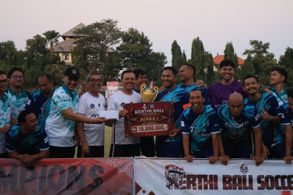 Tim Disdikpora Bali juara Kompetisi Mini Soccer Kerthi Bali IV usai mengalahkan Tim Dinas PUPRKIM Bali di Lapangan GOR Ngurah Rai, Denpasar.