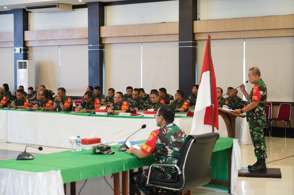 Pangdam IX/Udayana Mayjen TNI Piek Budyakto menyambut kunjungan kerja Pangkogabwilhan II Marsekal Madya TNI Muzafar di Makodam IX/Udayana.
