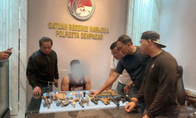 Terduga pelaku beserta barang bukti narkotika, senjata api, dan airsoft gun hasil penggeledahan Polresta Denpasar.