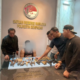 Terduga pelaku beserta barang bukti narkotika, senjata api, dan airsoft gun hasil penggeledahan Polresta Denpasar.