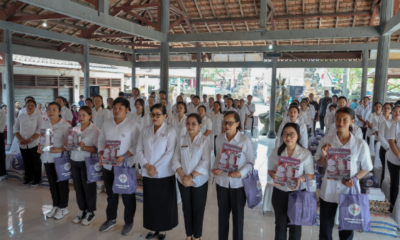 Ketua Tim Pembina Posyandu Kabupaten Badung Nyonya Rasniathi Adi Arnawa mendampingi Ketua Tim Pembina Posyandu Provinsi Bali Nyonya Putri Suastini Koster saat Aksi Sosial di Kabupaten Badung.
