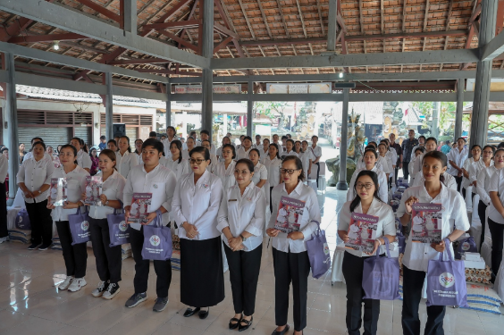 Ketua Tim Pembina Posyandu Kabupaten Badung Nyonya Rasniathi Adi Arnawa mendampingi Ketua Tim Pembina Posyandu Provinsi Bali Nyonya Putri Suastini Koster saat Aksi Sosial di Kabupaten Badung.