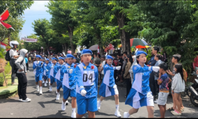 Wakil Bupati Buleleng Gede Supriatna membuka lomba gerak jalan 8 kilometer tingkat SD di GOR Bhuana Patra Singaraja.