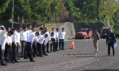 Calon Pekerja Migran Indonesia asal Jembrana mengikuti uji kecakapan mengemudi yang digelar lima perusahaan Jepang di Area Parkir GOR Kresna Jvara