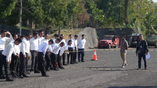 Calon Pekerja Migran Indonesia asal Jembrana mengikuti uji kecakapan mengemudi yang digelar lima perusahaan Jepang di Area Parkir GOR Kresna Jvara