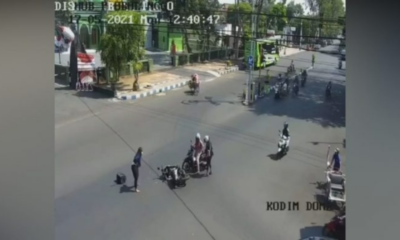 Ilustrasi kecelakaan lalu lintas akibat pelanggaran menerobos lampu merah di simpang empat.