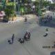 Ilustrasi kecelakaan lalu lintas akibat pelanggaran menerobos lampu merah di simpang empat.