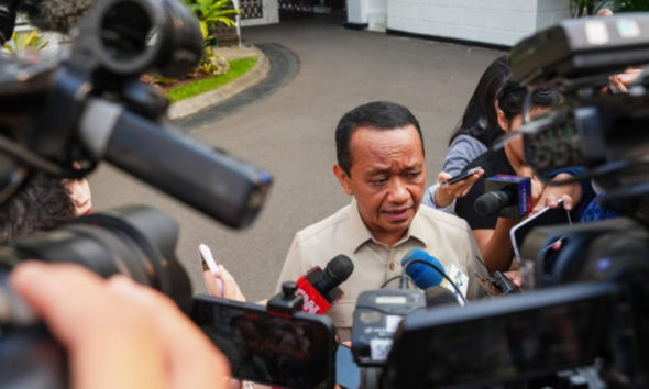 Menteri ESDM Bahlil Lahadalia memberikan keterangan pers usai bertemu Presiden Prabowo Subianto di Istana Kepresidenan Jakarta.
