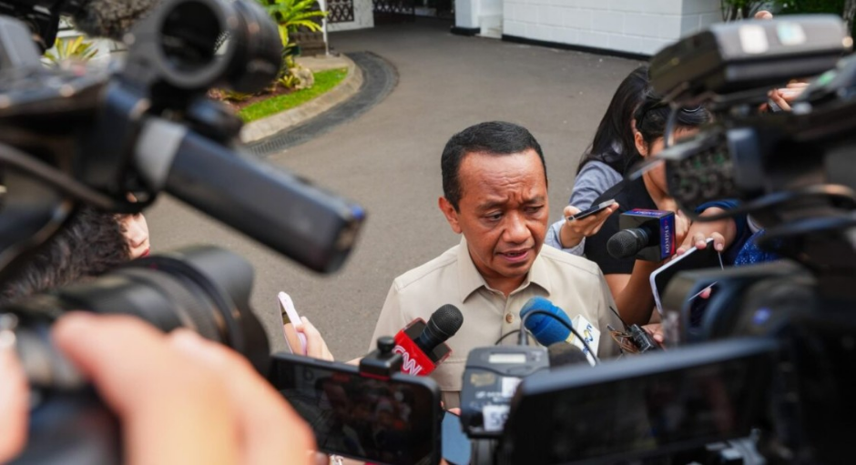 Menteri ESDM Bahlil Lahadalia memberikan keterangan pers usai bertemu Presiden Prabowo Subianto di Istana Kepresidenan Jakarta.