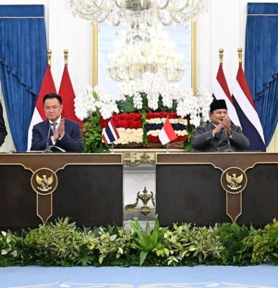 Presiden Prabowo Subianto bersama Perdana Menteri Kerajaan Tailan Anutin Charnvirakul menyaksikan penunjukan dokumen kerja sama di Istana Merdeka, Jakarta.