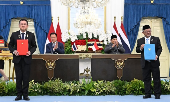 Presiden Prabowo Subianto bersama Perdana Menteri Kerajaan Tailan Anutin Charnvirakul menyaksikan penunjukan dokumen kerja sama di Istana Merdeka, Jakarta.