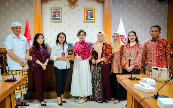 Ketua Dekranasda Rasniathi Adi Arnawa menerima kunjungan kerja dan studi tiru Dekranasda Kota Semarang di Puspem Badung.