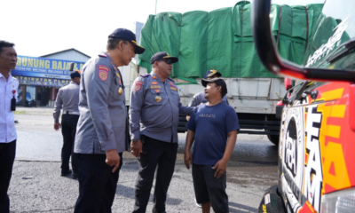 Petugas gabungan Dishub Badung menertibkan puluhan truk yang parkir liar di bahu Jalan Jaksa Agung R Soeprapto, kawasan Terminal Mengwi.