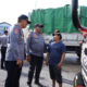 Petugas gabungan Dishub Badung menertibkan puluhan truk yang parkir liar di bahu Jalan Jaksa Agung R Soeprapto, kawasan Terminal Mengwi.
