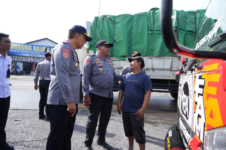 Petugas gabungan Dishub Badung menertibkan puluhan truk yang parkir liar di bahu Jalan Jaksa Agung R Soeprapto, kawasan Terminal Mengwi.
