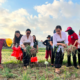 Ketua TP PKK Antari Jaya Negara bersama Ketua GOW Ayu Kristi Arya Wibawa memanen bawang merah dan jagung manis bersama anak-anak PAUD di Subak Intaran Barat.