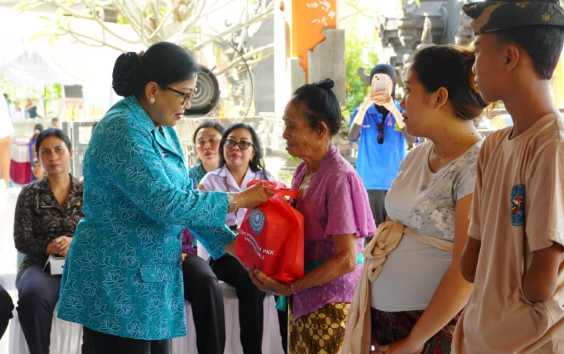 Ketua TP PKK Putri Koster menghadiri program Aksi Sosial Bergerak dan Berbagi di Kabupaten Buleleng bersama masyarakat penerima bantuan.