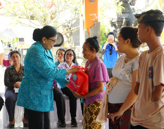 Ketua TP PKK Putri Koster menghadiri program Aksi Sosial Bergerak dan Berbagi di Kabupaten Buleleng bersama masyarakat penerima bantuan.