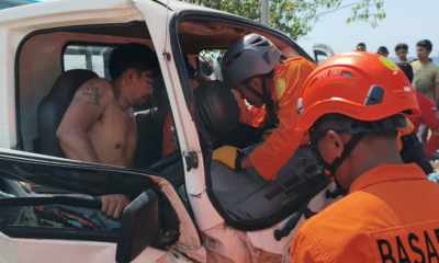 Tim SAR gabungan mengevakuasi pengemudi yang terjepit akibat kecelakaan dua truk di Jalan Raya Singaraja-Gilimanuk, Gerokgak, Buleleng.