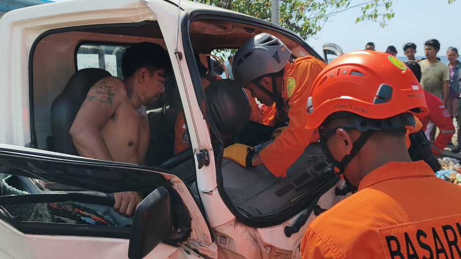 Tim SAR gabungan mengevakuasi pengemudi yang terjepit akibat kecelakaan dua truk di Jalan Raya Singaraja-Gilimanuk, Gerokgak, Buleleng.